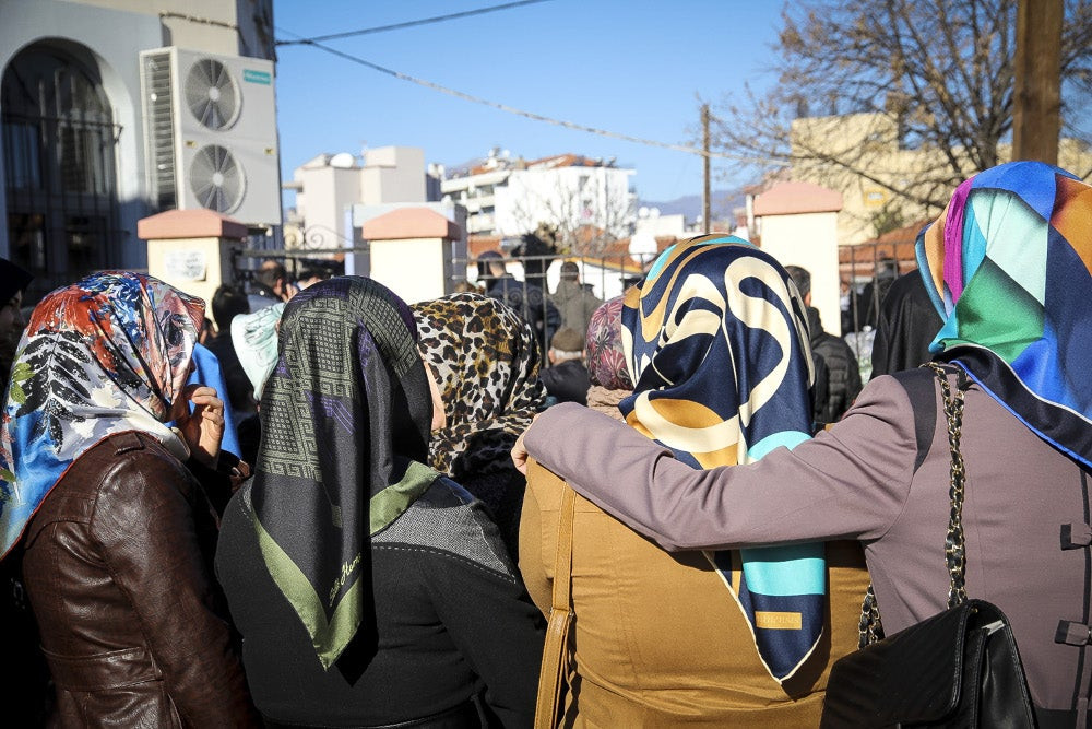 Ξεπούλησαν τα ανθοπωλεία στην Κομοτηνή -Με ανθοδέσμες, φορώντας τα καλά τους, περιμένουν τον Ερντογάν [εικόνες]